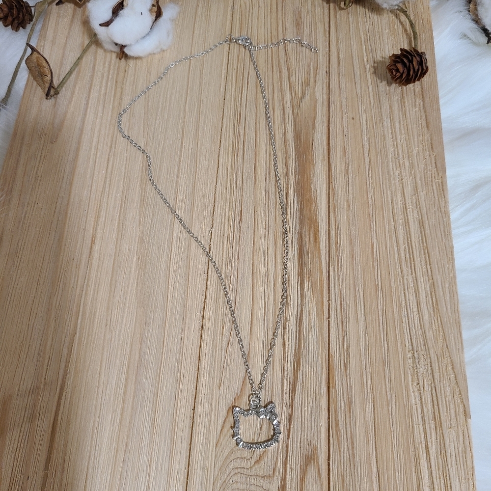 💜💜NEW💜💜PRECIOUS!! HELLO KITTY NECKLACE in SILVER 💜💜 - Picture 4 of 9